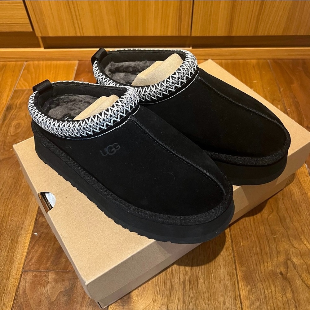 NIB! 100% Authentic UGG Tazz Platform Slippers Women Size 7 Black